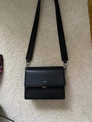 Axelremsväska - Från JW Pei, köpt 2019. Bra skick, bandet är 86cm och går att ha som axelremsväska och som handväska 🤗frakt tillkommer