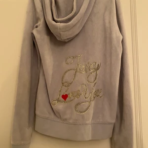 Juicy Couture zip hoodie - Juicy Couture hoodie i fint skick, ljusblå färg, storlek xs, sparsamt använd. För fler bilder kom privat!💕