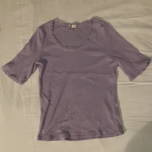 Lila monki topp - Ljuslila monki topp med spetsdetaljer