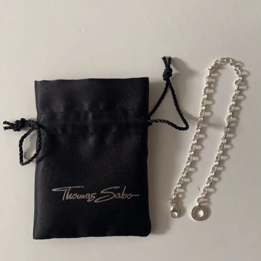 Säljer ett äkta Thomas Sabo armband som är oanvänd med stämpeln ”925”. Tillkommer även smycke påse. Hör gärna av er för fler bilder😊  Om eventuellt köp med fraktalternativet, står köparen för frakten.. Accessoarer.