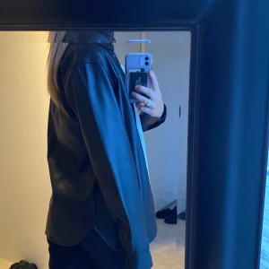 Svart skinnjacka  - Säljer nu denna skinnjackan som är svart pågrund av att den inte kommer till användning längre. Skriv privat för fler bilder💓