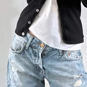 lågmidjade ljusa jeans i storlek 25. pm vid frågor! 
