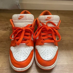 Nike Dunk Low SP Syracuse - Säljer mina favvoskor för att de ej kommer till användning längre! Dem är otroligt bekväma och har använt de väldigt sparsamt, men skorna har hål vid hälen och vet inte hur hålen har formats där. Hålen känner man inte av. Möts bara upp i stockholm! 