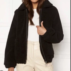 Tebby jacka - Säljer nu min jätte fina Teddy jacka för den kommer ej till användning, köpte den för Ca ett år sedan❤️(obs betal ej i appen endas swish❣️