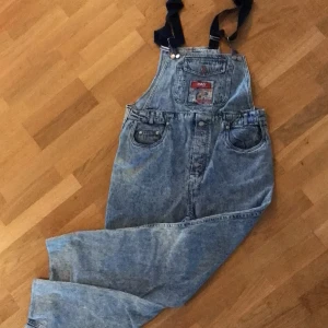 Hängselbyxor från PAS strl L - Coola hängselbyxor från 70-talet, märke PAS och i gott skick. De är uppsydda och lite insydda längst ner.  Storlek L men passar för mindre storlekar beroende på hur man vill att den ska sitta. Jag är M och de har passat bra för mig ☺️Spårbar frakt ingår.