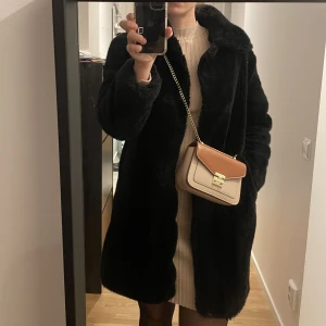 Jacka från Mango (fuskpäls) - Strl M  - ✨Superfin jacka till fest i vinter ✨Mysig och varm jacka (fuskpäls) från Mango i strl M.  - Använd  - Med fickor  - Stängs med små krokar 🪝