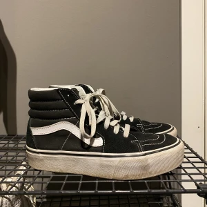 Vans platforms 🕯️ - Säljer mina vans platforms, i befintligt men bra skick, går absolut att tvätta upp sulorna🤙🏼 köpta 2020, använt dom mycket men inte min stil mer!❤️pris kan diskuteras!