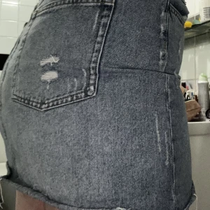 Jeanskjol - Jeanskjol från H&M i storlek 42. Kolla min bio innan köp!:)