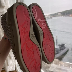 Christian Louboutin  - Säljer nu mina Christian Louboutin som jag änvänt endast 2 gånger. Med andra ord som nya. Köpte dem för drygt 3 månader av haiendoshop. Har konversation bevis om det önskas. Storlek 41, sitter som 41,5 och 42. Skick 1010. Nypris 11000kr, mitt pris 3000kr.