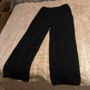 Kostymbyxor  - Ett par kostymbyxor med dragkedja på sidan