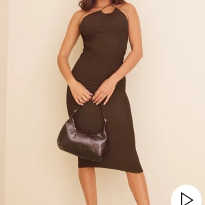 Klänning - Helt oanvänd klänning med prislapp kvar. Säljs för 399 kronor på hemsidan. 