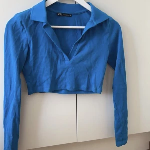 Top zara - Säljer denna fina blå tröja från zara 💙💙