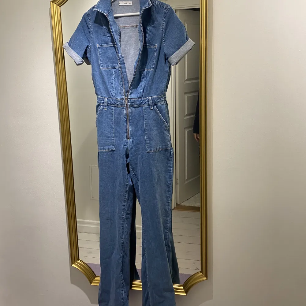 Säljer denna jumpsuit i jeans i storlek M. Köpt från Mango för ungefär 2 månader och har använts vid ett tillfälle. Köpte för 699, säljer för 300! Köparen står för frakt❤️. Kostymer.
