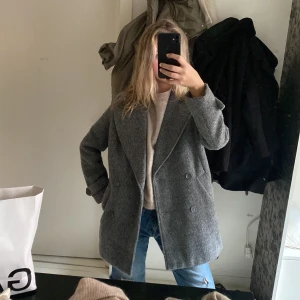 Grå kappa - Grå kappa från STAY i skepparmodell. 40% ull💓🐑