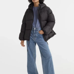 Puffer jacket storlek S - Säljer min pufferjacket från hm, som är slutsåld i storlekarna Xs, S och m. Köpte jackan iår och använt den 2 gånger. Nypris  499kr. Köp direkt för 440❤️