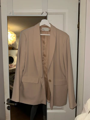 Kavaj beige/rosa - Säljer nu denna kavaj, knappt använd❤️