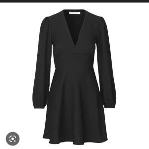 Säljer min svarta samsoe klänning, klänningens modell heter Cindy short dress. Den har små utstickande prickar som ger ett fint mönster. Den är sparsamt använd och säljs nu för att den inte passar längre. Nypris är ca 1200kr, mitt pris kan diskuteras:) 