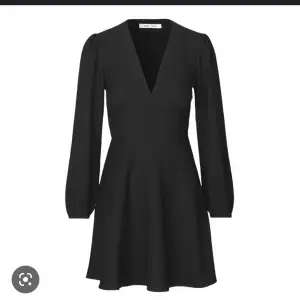 Säljer min svarta samsoe klänning, klänningens modell heter Cindy short dress. Den har små utstickande prickar som ger ett fint mönster. Den är sparsamt använd och säljs nu för att den inte passar längre. Nypris är ca 1200kr, mitt pris kan diskuteras:) 