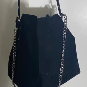 Núnoo väska  - Väska från det danska populära märket nunoo. Går att ha både som axelväska eller crossover. Nypris 1800