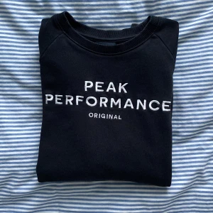 Sweatshirt från Peak Performance i storlek XS/S - En svart Sweatshirt i barnstorleken 170 (motsvarar XS/S i dam) från Peak Performance. Tröjan är i fint skick! Priset är inklusive spårbar frakt! (Samfraktar gärna)
