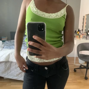 Grönt linne som glittrar!✨✨ - Säljer det här jätte gulliga linnet som passar till allt i vardagen men också fest!💃🏾