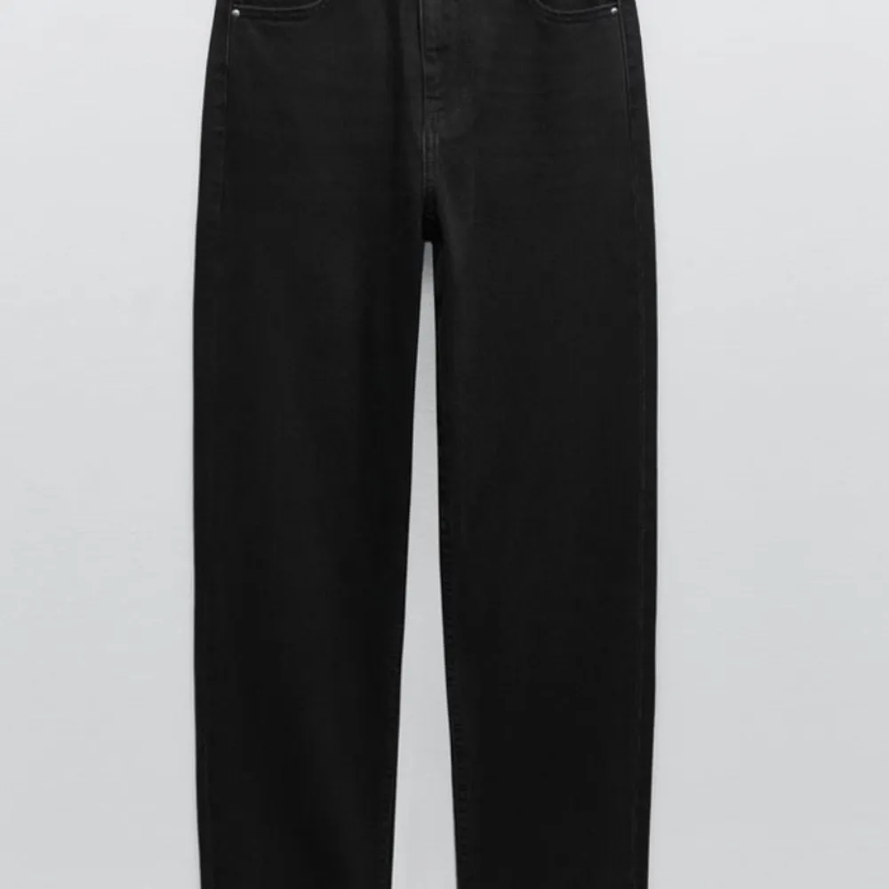 Superfina jeans från zara i storlek 32. Skriv för fler bilder, 100kr+frakt 💕. Jeans & Byxor.