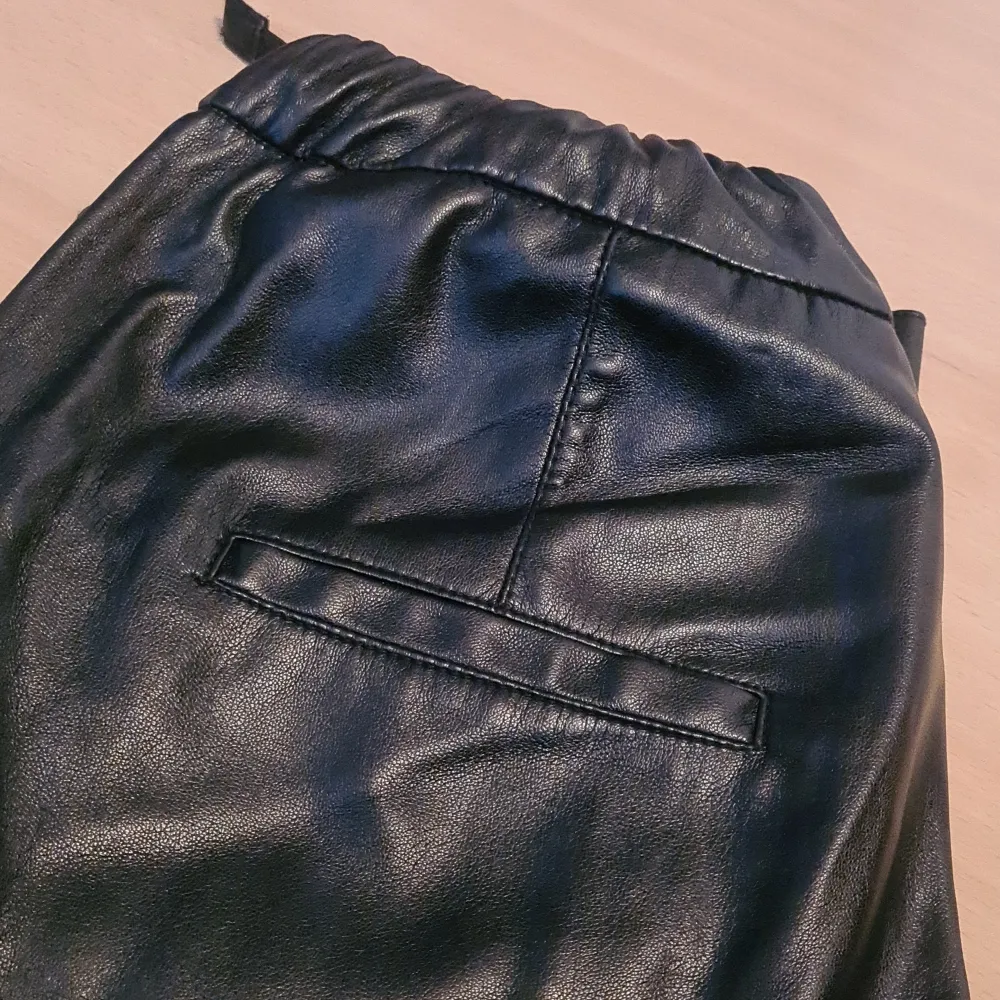 Svarta byxor från Zara i skinnimitation, storlek XS . Jeans & Byxor.