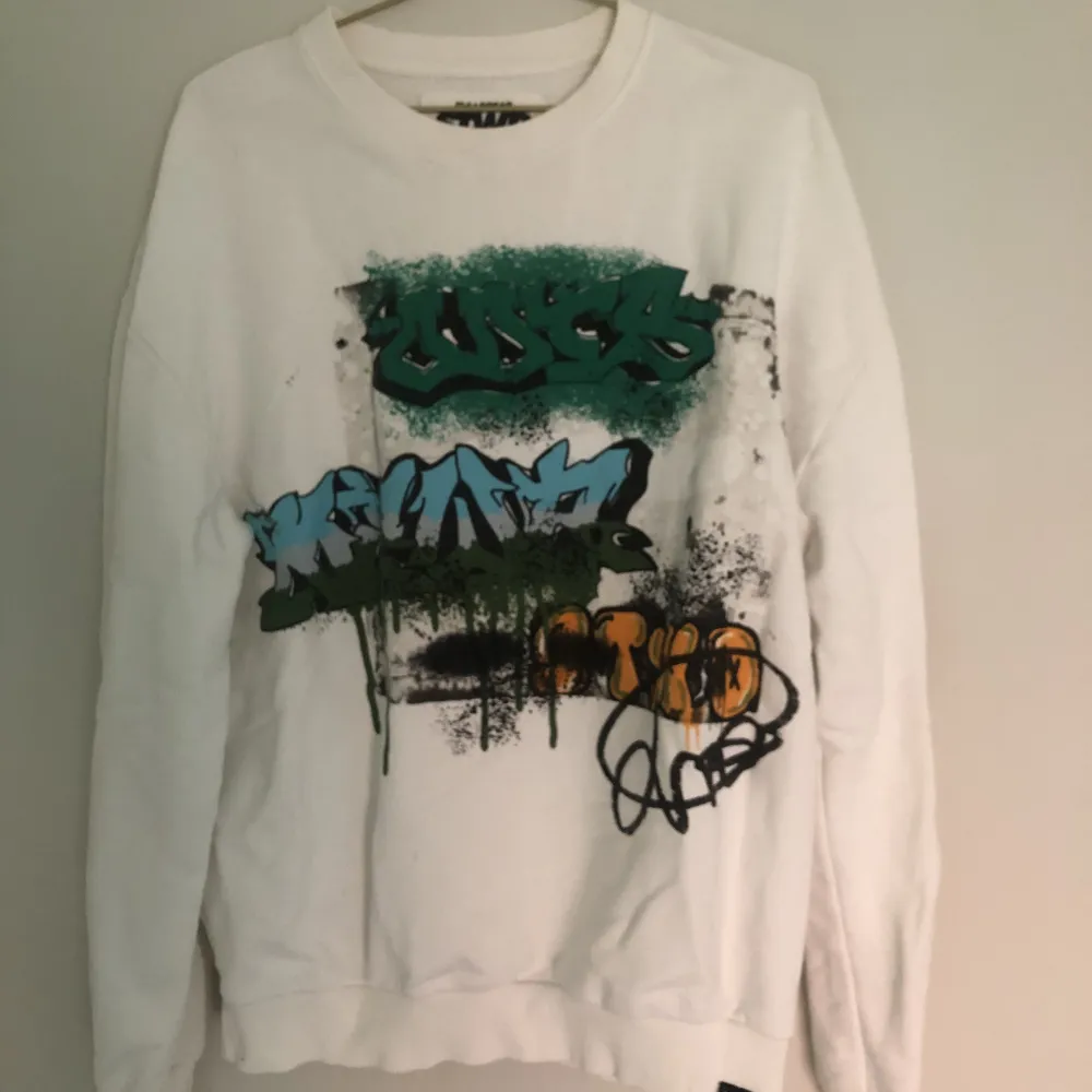 Cool sweatshirt med grafit tryck, väldigt häftig💙från pull and bear🐻. Tröjor & Koftor.