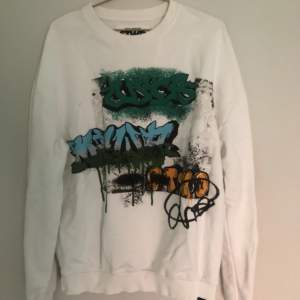 Cool sweatshirt med grafit tryck, väldigt häftig💙från pull and bear🐻