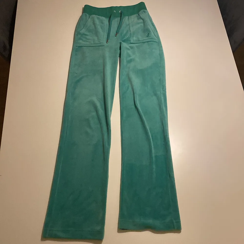 Ett par gröna juicy byxor 💞💞Säljer pågrund av att jag inte använder som längre💕det är äkta💓har heller inte några fläckar på sig. Skriv till mig om ni vill ha fler bilder på byxorna🤍. Jeans & Byxor.