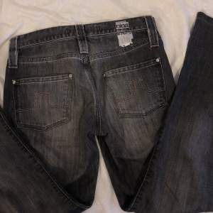 lågmidjade bootcut jeans från j.lindeberg med rosa detaljer på fickorna✨skriv privat för fler bilder!