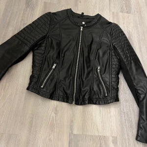 Svart skinnjacka  - Denna svarta skinnjacka är från HM i storlek S. Säljer den för 50kr!