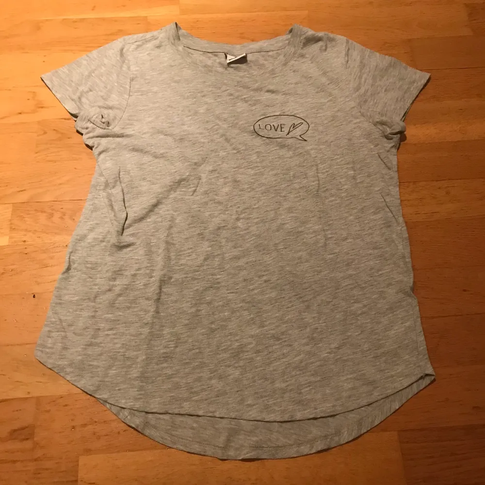 Fin grå t-shirt med love skrivet i en pratbubbla från Gina Tricot. Använd men i bra skick :) . T-shirts.