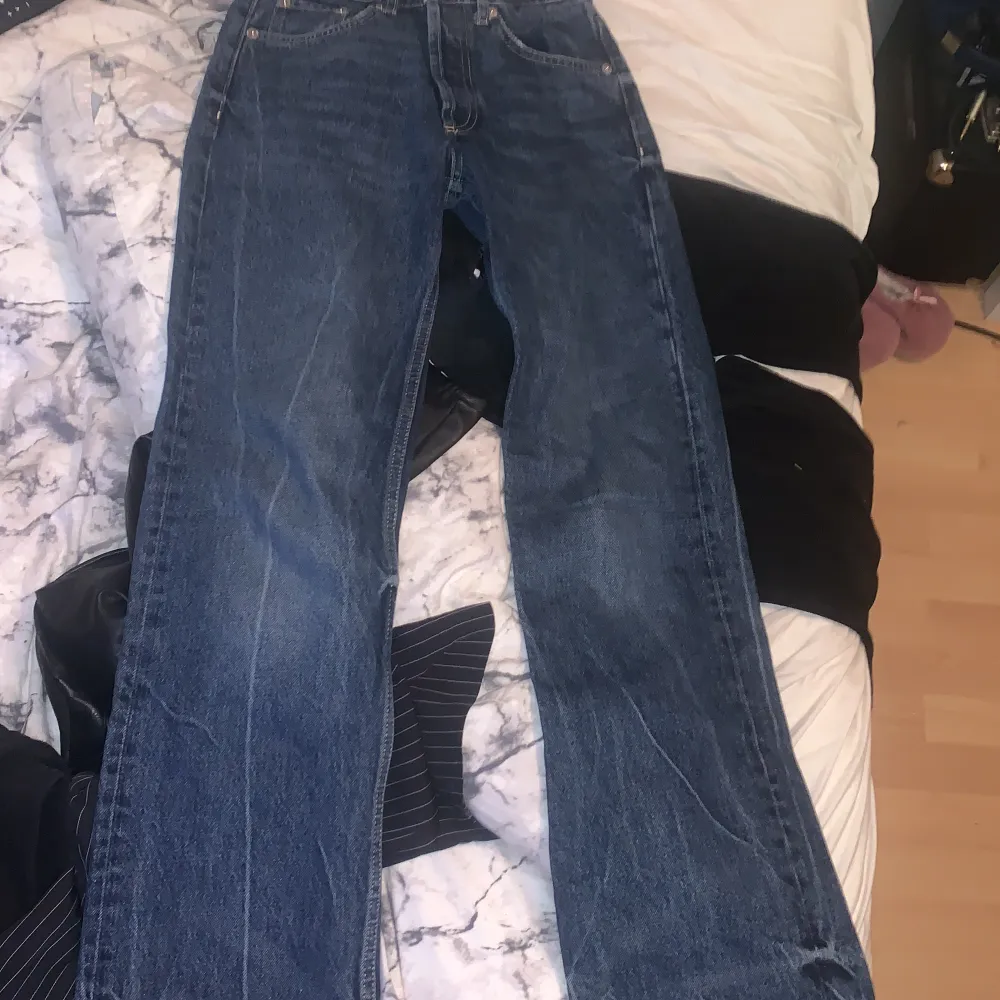Hittar inte den riktiga bilden från hemsidan men dom är mörkblå jätte fina lite slitna från zara. Mina absolut favvo jeans då dom är as snygga men MPSTE sälja då dem blivit försmå. Är 1,70 ❤️kontaktq gärna vid frågor . Jeans & Byxor.
