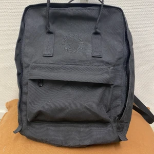 Fjällräven kånken ryggsäck (Re-kånken)  - Svart. Knappt använd.   Mått:  Höjd: 38 cm  Bredd: 27 cm Djup: 13 cm Volym: 16 l Vikt: 395 g  Kostade ny 1099 kr.  