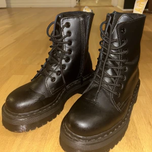 Dr.Martens Jadon V  - Söker mina Dr.Martens. Bara använda ett fåtal gånger. Orginalksrtong följer tyvärr ej med! Kan fraktas mot porto