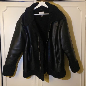 STOCKH LM oversized addison sherling jacket - Jag säljer denna varma, gosiga jacka då den tyvärr inte är min stil längre. Den är använd ca 1-2 gånger, ser helt ny ut och inga skador på den. Skriv privat för fler bilder. (Vet inte om det är äkta skinn).  Ordinarie pris: 1500 kr💞