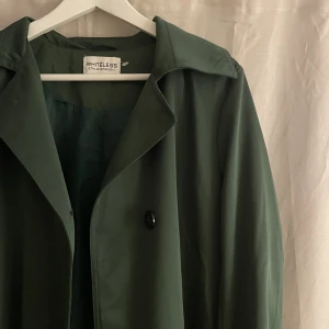 WHITÉLESS kappa - WHITÉLESS kappa i mycket fint skick.  Storlek: XS