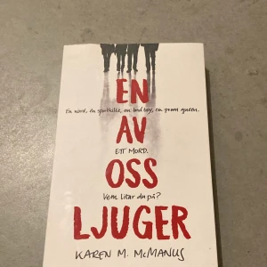 Bok En av oss ljuger  - Köpte boken i sommras men har dock inte läst boken så man kan säga att den är i nyskick. Köpte den för runt 200kr men säljer den för 100😊. Boken är en  pocket. (Köparen står för frakt)