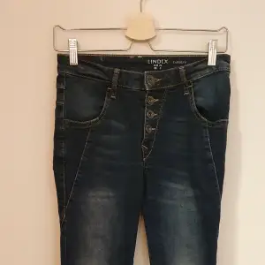Jeans från lindes med knappgylf, inga defekter och i bra skick