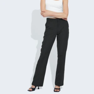 Kostymbyxor  - Intressekoll på dessa slutsålda randiga kostymbyxorna från Bik Bok✨ Byxorna är i nyskick och använda ca 2 gånger!☺️