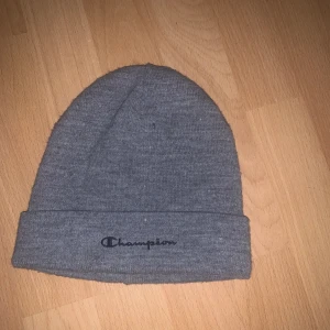 Mössa - Säljer min champion mössa då den inte används. Kom privat om ni vill se fler bilder på mössan. Använd ett fåtal gånger 