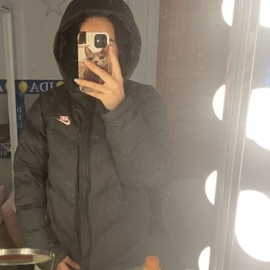 Nike jacka  - Svart vinterjacka från Nike! Använd Max 10 gånger, så bra skick. Storlek 158-170, som en xs 