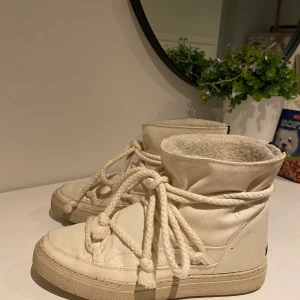 Inuikii  - Säljer mina fina och väldigt sköna inuikii i storlek 40💗 endast små defekter på insidorna (bild 2)  Orginalpris ca 2000kr   Köparen står för frakten💕EJ SÅLD pga OSERIÖS KÖPARE Köp direkt för 900