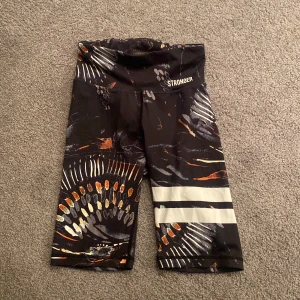 Stronger byxor  - !!TRYCK EJ PÅ KÖP NU!! Superfina cykelbyxor ifrån stronger🤩🤩 köpta för 399 kr och säljer för 200kr! Super fint skick! Tror de är storlek S, då storleken har ”rubbats bort”. Men sitter bra på mig som är en S iaf. Frakt ingår🙌🏼🙌🏼 Hör av er vid frågor💘