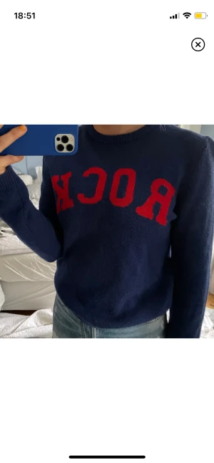 Zadig Voltaire Tröja  - Säljer min mörkblå tröja från zadig och voltaire! I mycket bra skick. Använd sällan så nästan i nyskick. Storlek i Xs och passar mig jättebra som oftast har S och M. Bilderna i slutet är inte mina. Första är min 💞Be gärna om fler egna bilder på tröjan! 💞 