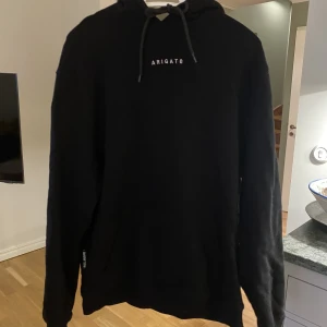 Arigato hoodie - Svart hoodie från axel arigato i storlek M