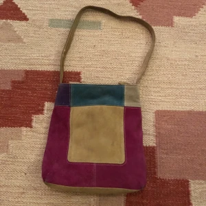 Cool väska i mocha i patchwork - Passar bra över axeln, rymlig men inte jättestor