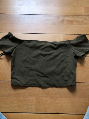 Off-shoulder tröja - Off-shoulder tröja från shein. Aldrig använd, lappen kvar. Frakt tillkommer 26kr.