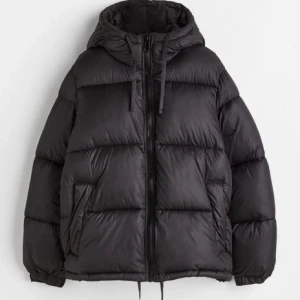 Hm jacka - Köpte för cirka månad sen, aldrig använd så är sprillans ny. Säljer pga att jag köpt en ny jacka